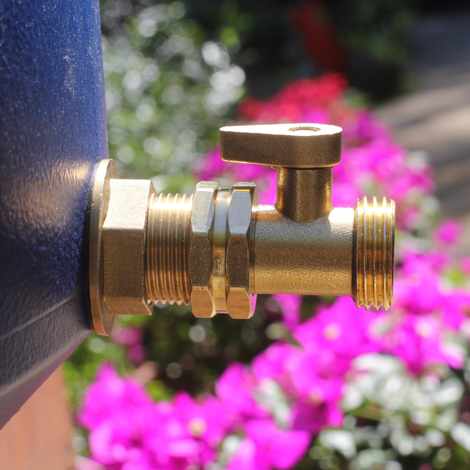 SIGURANTA valve attached to faucet demonstrating smooth on-off control.