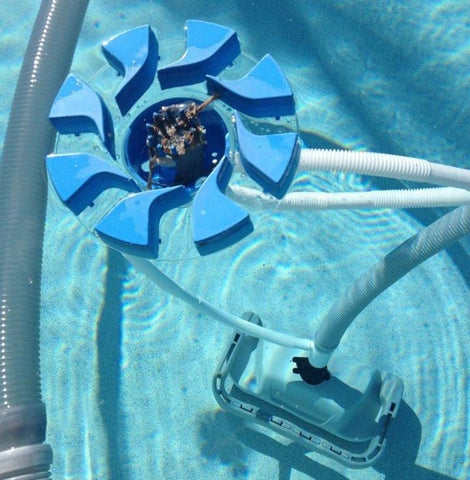 SkimmerMotion Original demonstrates attachment to compatible bottom vacuum for seamless integration.