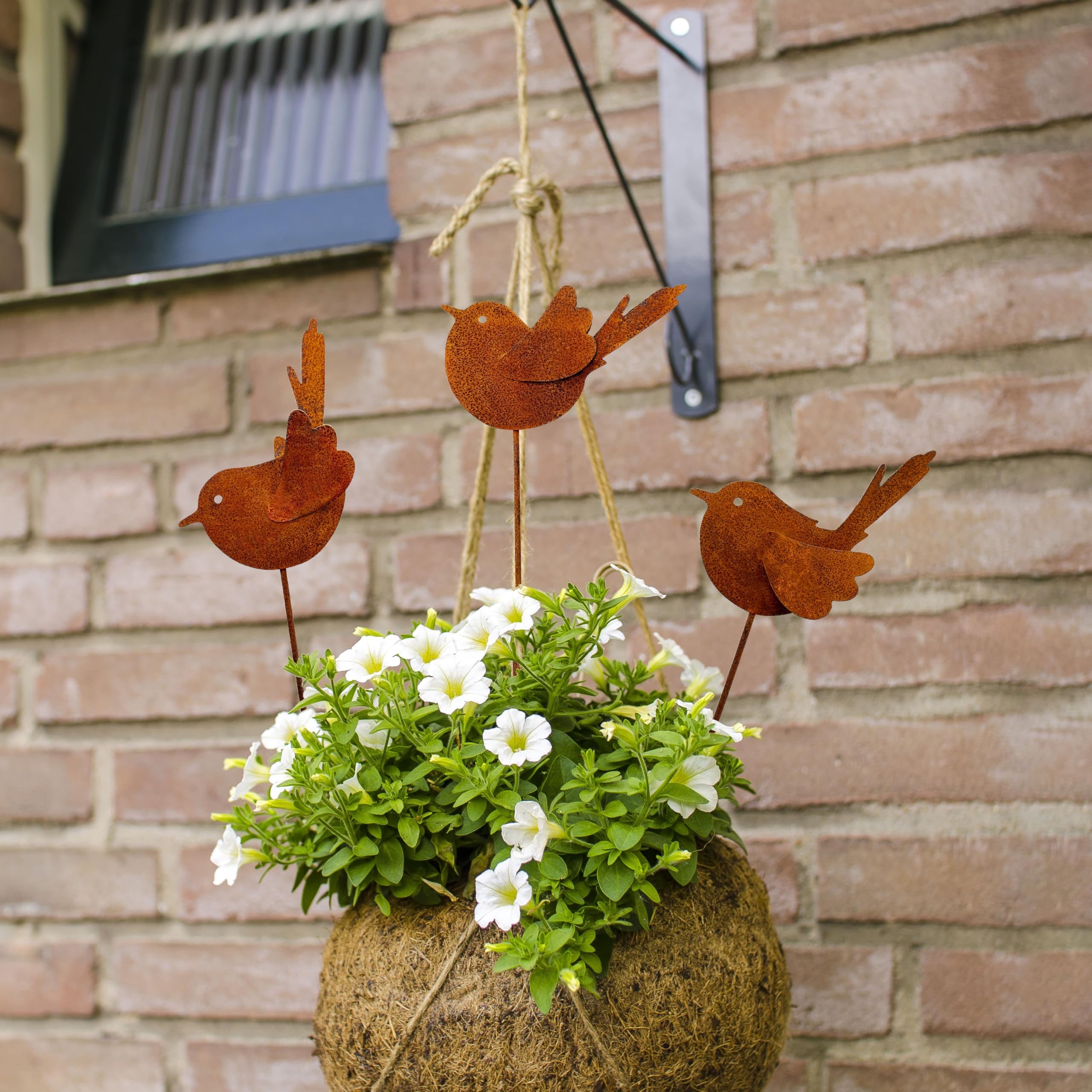 Slagindeco bird stake in a flower pot adding vertical interest.