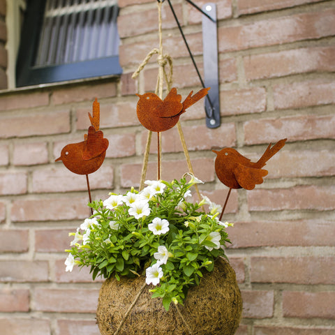 Slagindeco bird stake in a flower pot adding vertical interest.