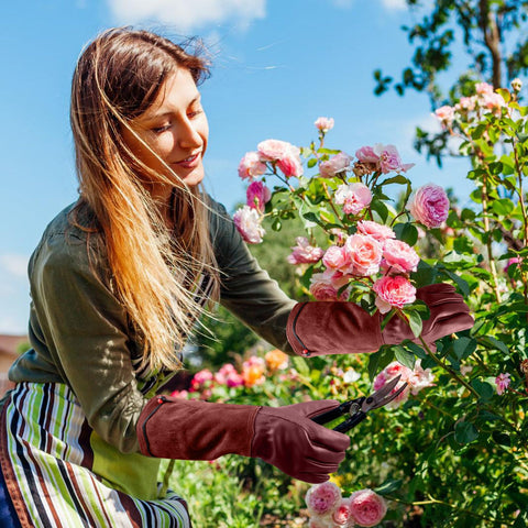 SLARMOR gardening gloves presented as a thoughtful gift for gardeners