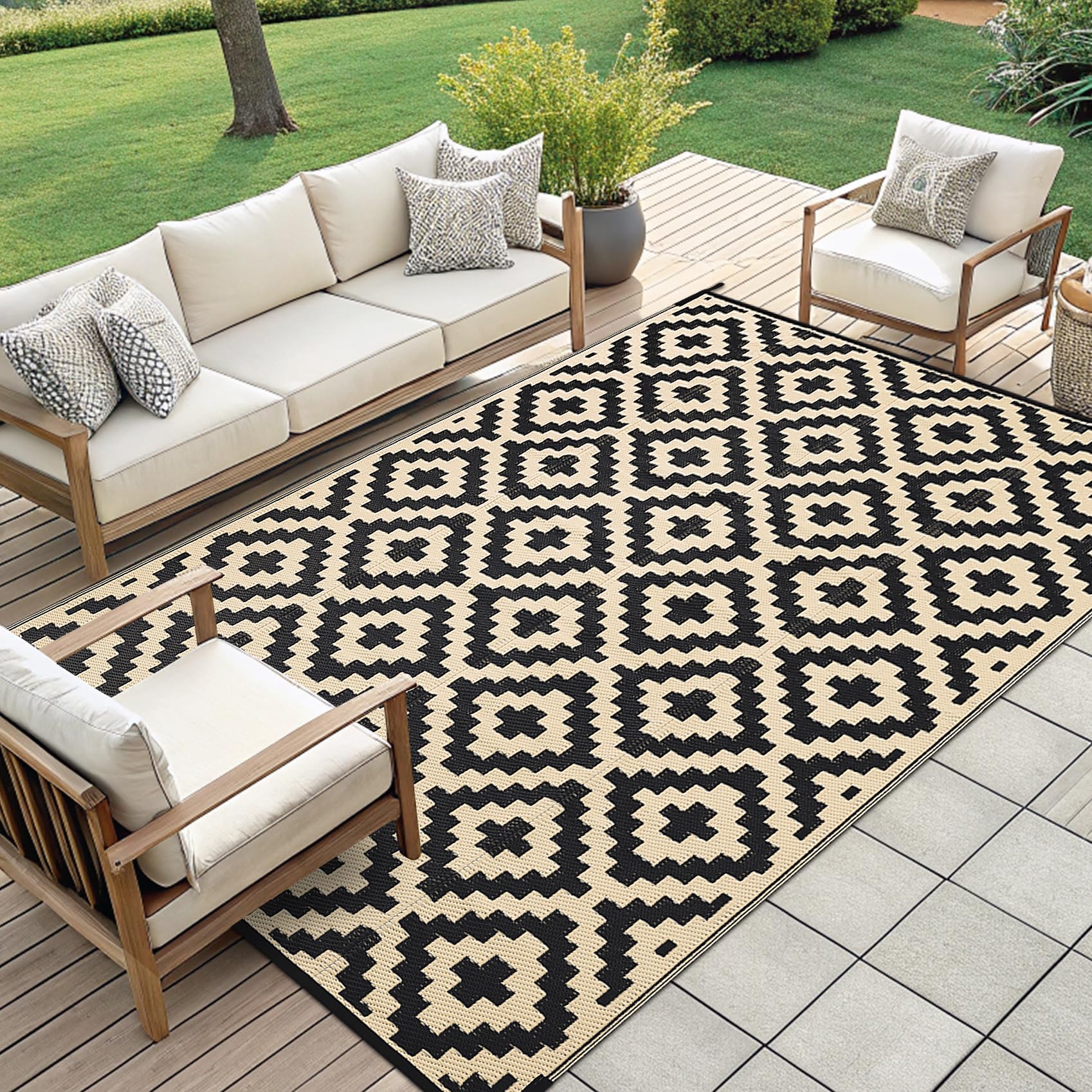 Smiry rug dries quickly after rain, keeping outdoor spaces usable.