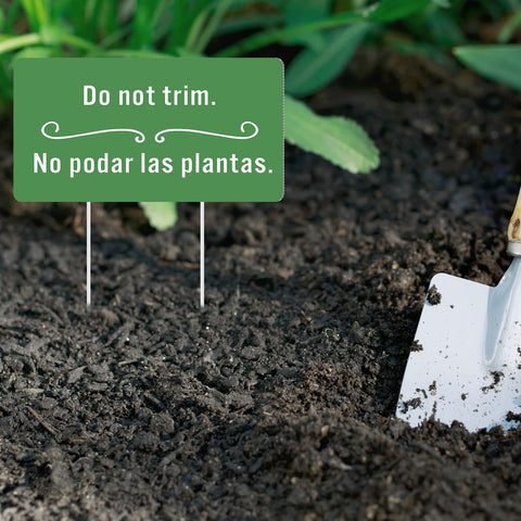 Soaoo bilingual English and Spanish text on garden markers for quick comprehension.