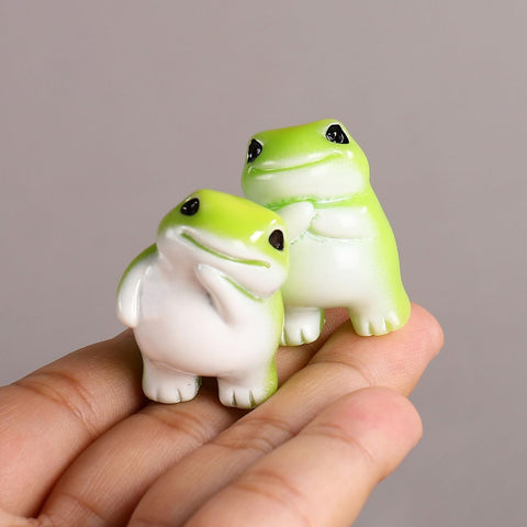 SOFREELIU waterproof frog statues stay vibrant indoors or outdoors.