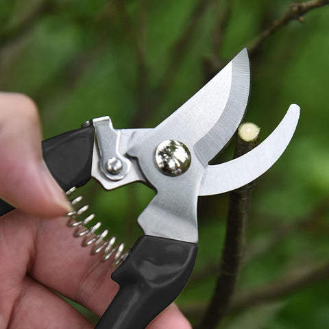 SoftSense garden scissors with spring-action for fast pruning sessions