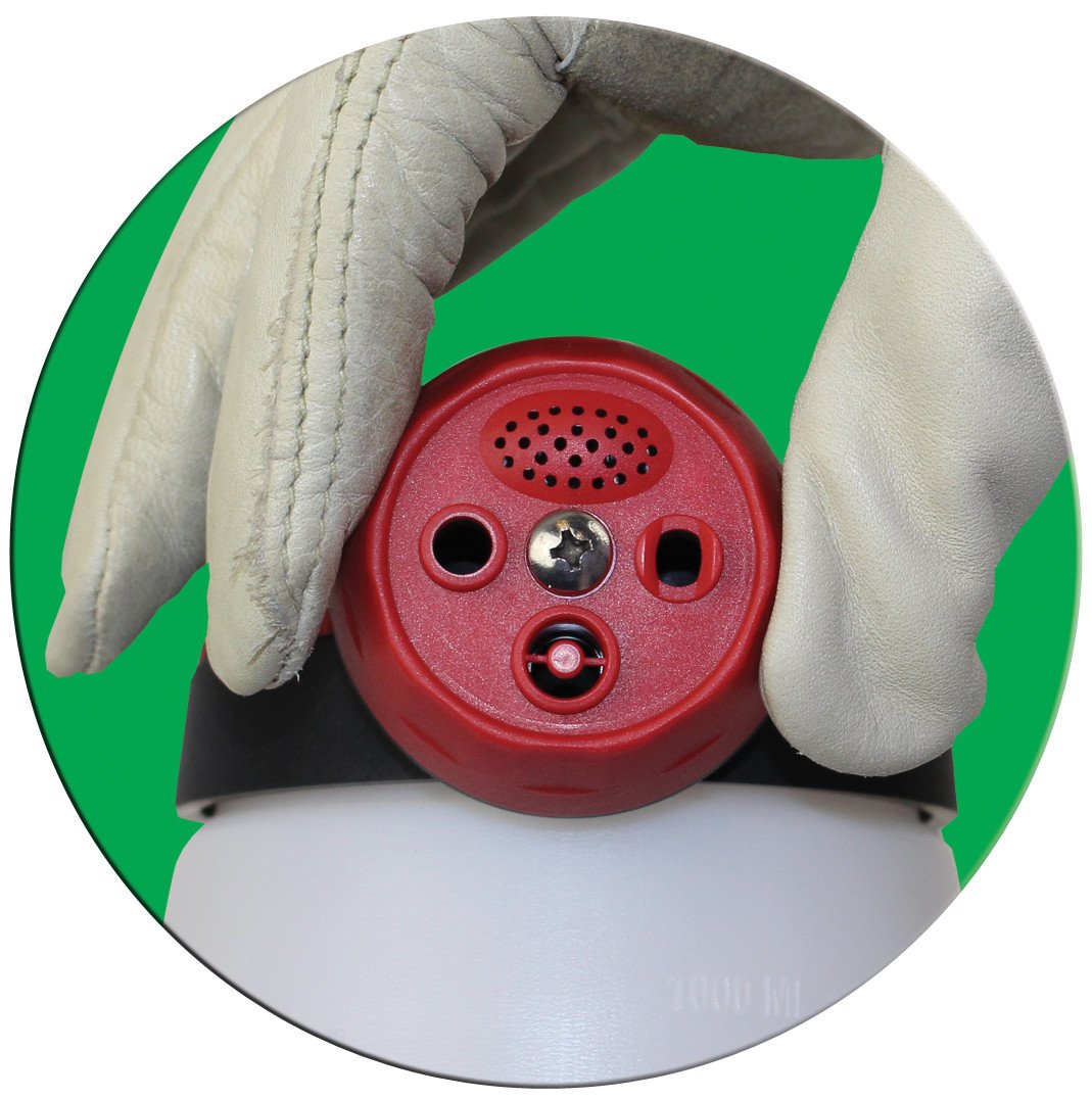 Solo 405-HE assembly on a garden hose for quick, convenient spraying.