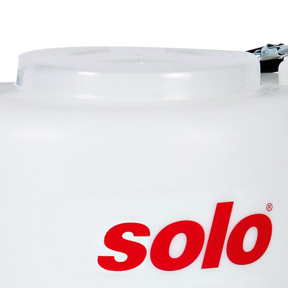 SOLO 421 hopper opening and cap for easy filling and cleaning