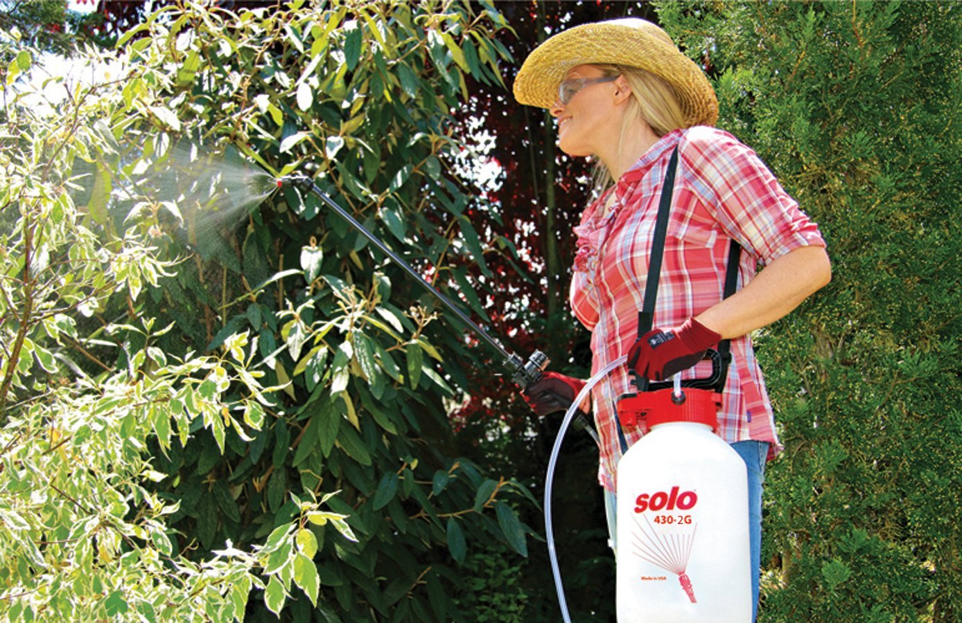 Adjustable nozzle on Solo 430-2G allows mist to jet spray