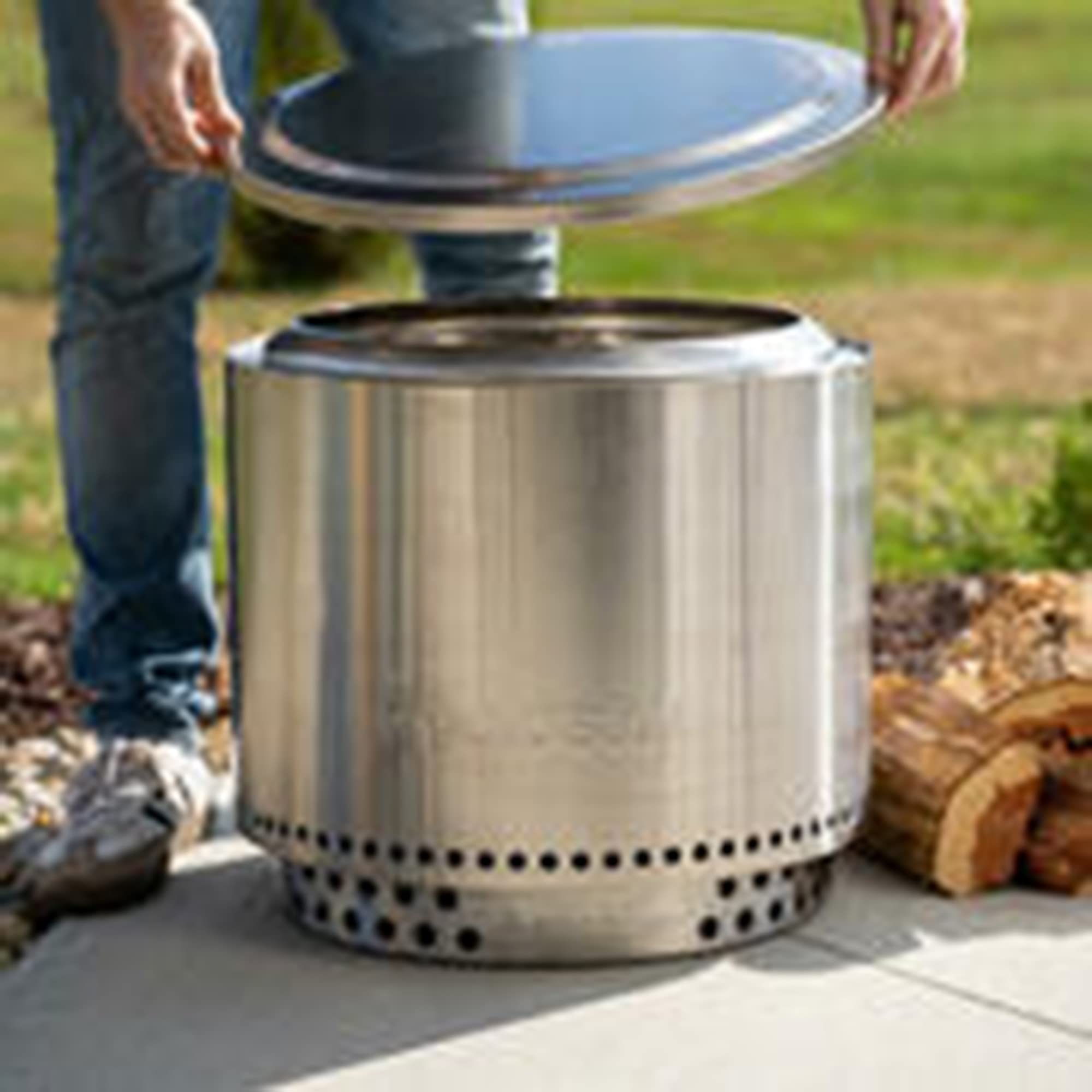 Solo Stove Bonfire Lid end-of-burn safety cover keeps the area clean.