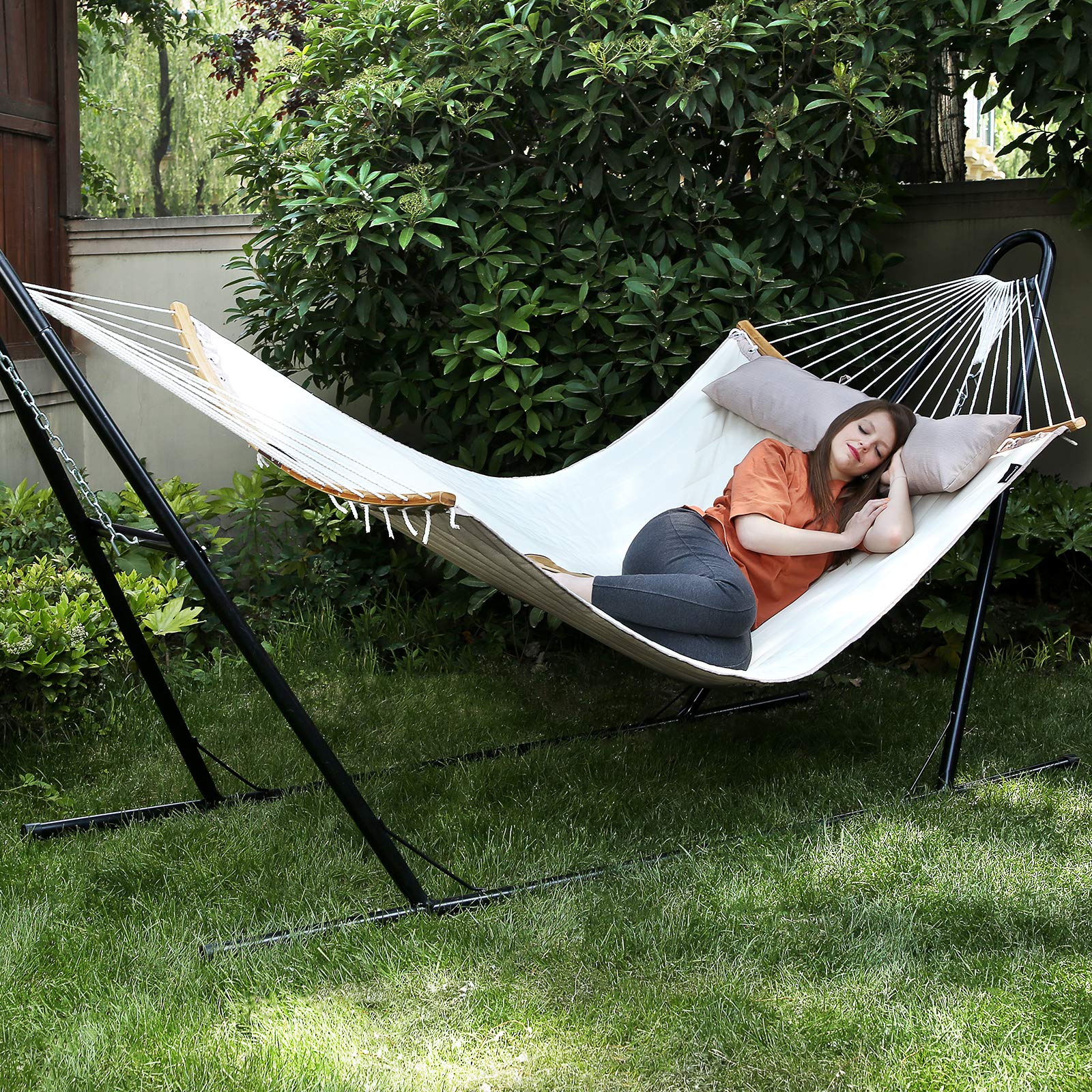 SONGMICS hammock pillow provides head and neck support for comfort