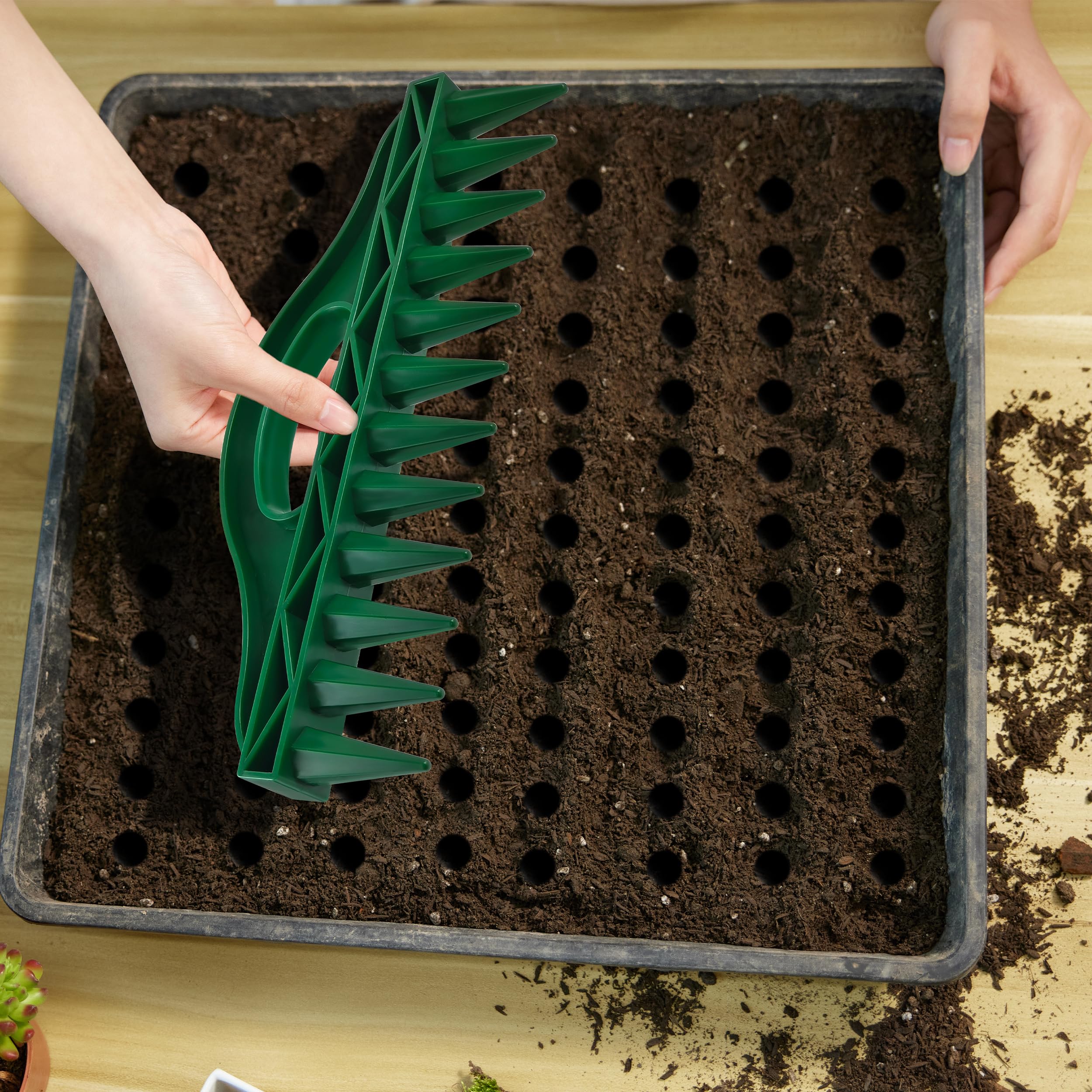 Durable PP plastic construction withstands daily gardening.
