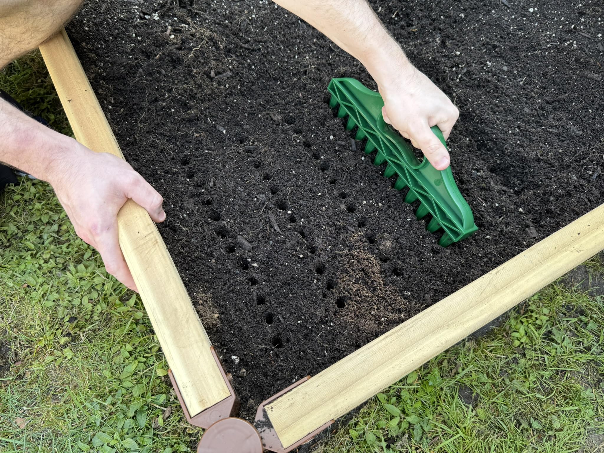 Ergonomic handle minimizes hand strain during planting.