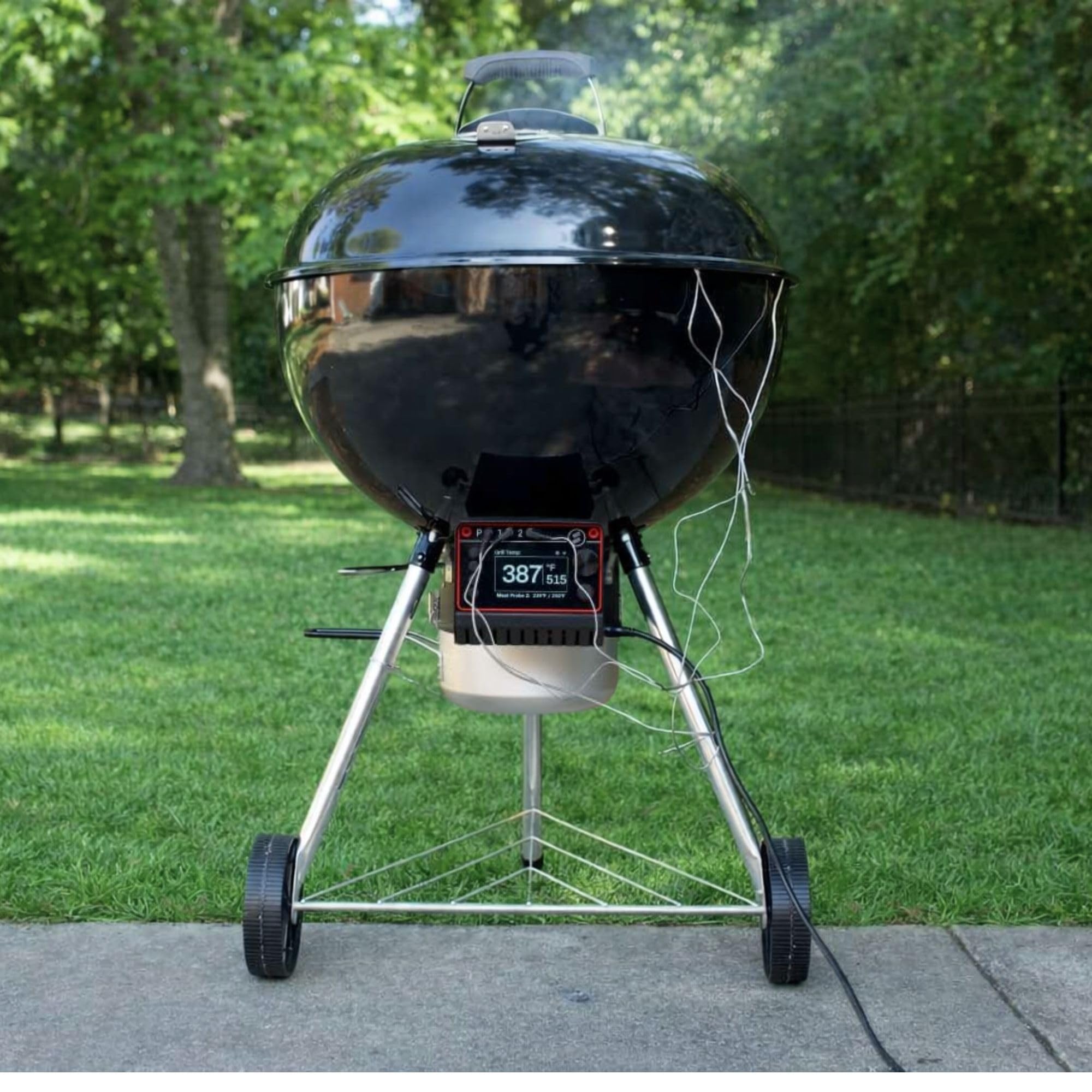 Vent controlled heat supports low and slow smoking and searing with consistency.