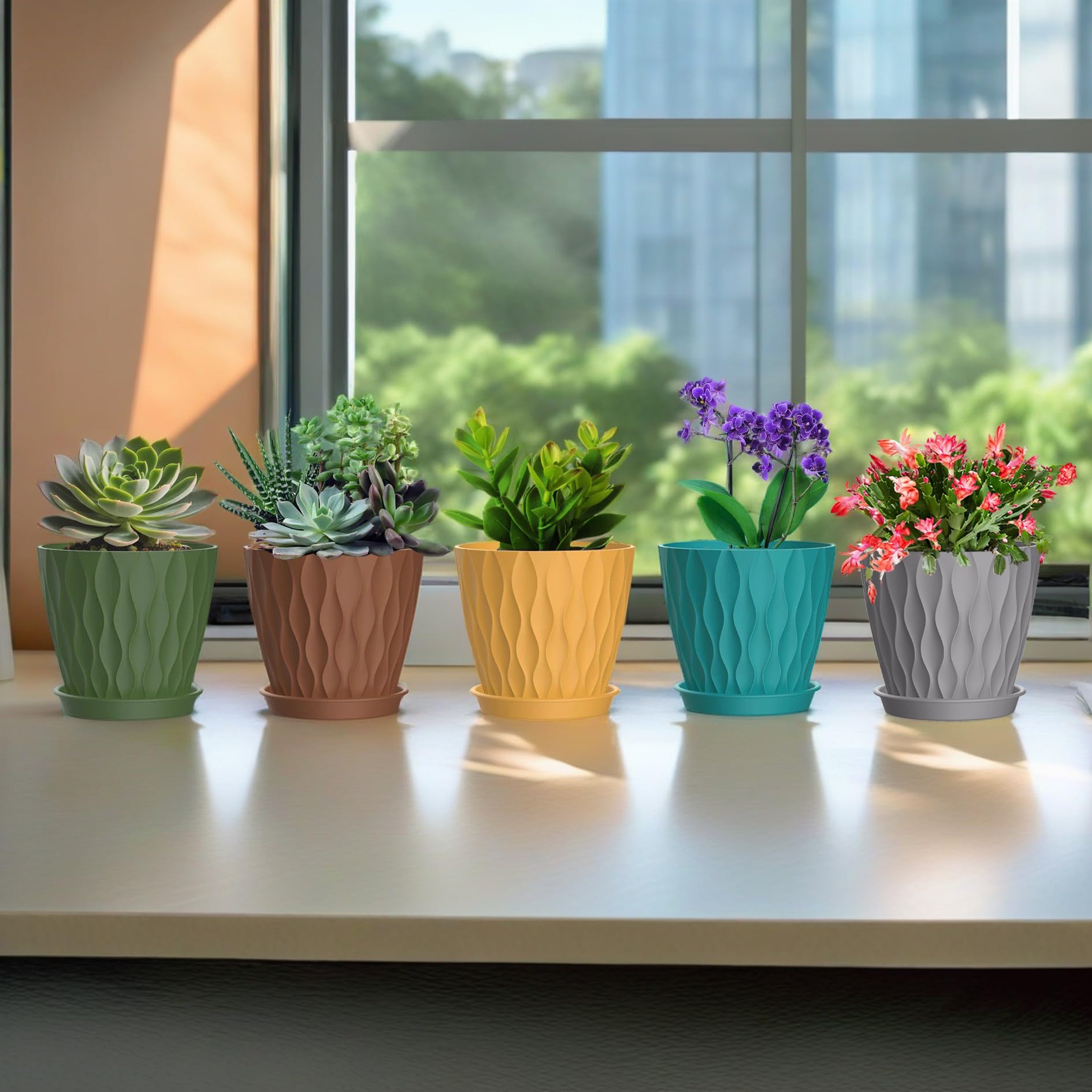 SQKH compact planter ideal for small spaces like desks and balconies.