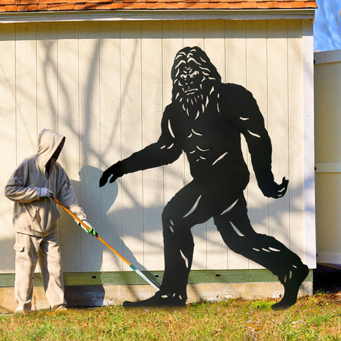 SRDJXY Weatherproof Bigfoot statue endures seasons while remaining eye-catching.