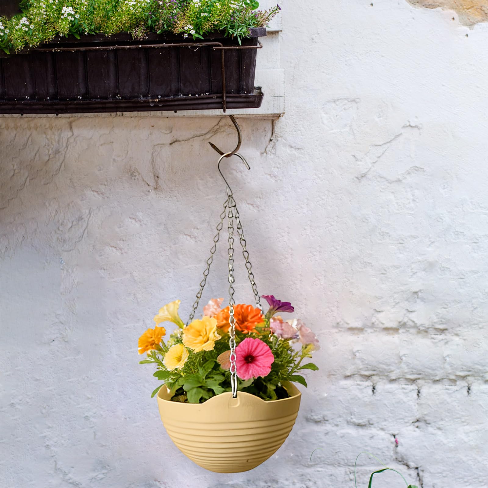 Srmayyi lightweight, durable plastic planters are easy to move.