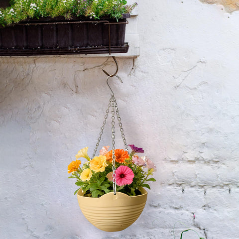 Srmayyi lightweight, durable plastic planters are easy to move.