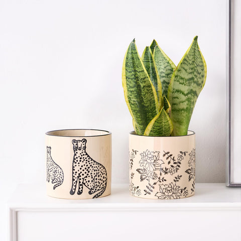 Compact ceramic pot ideal for dried flowers or small desk storage.