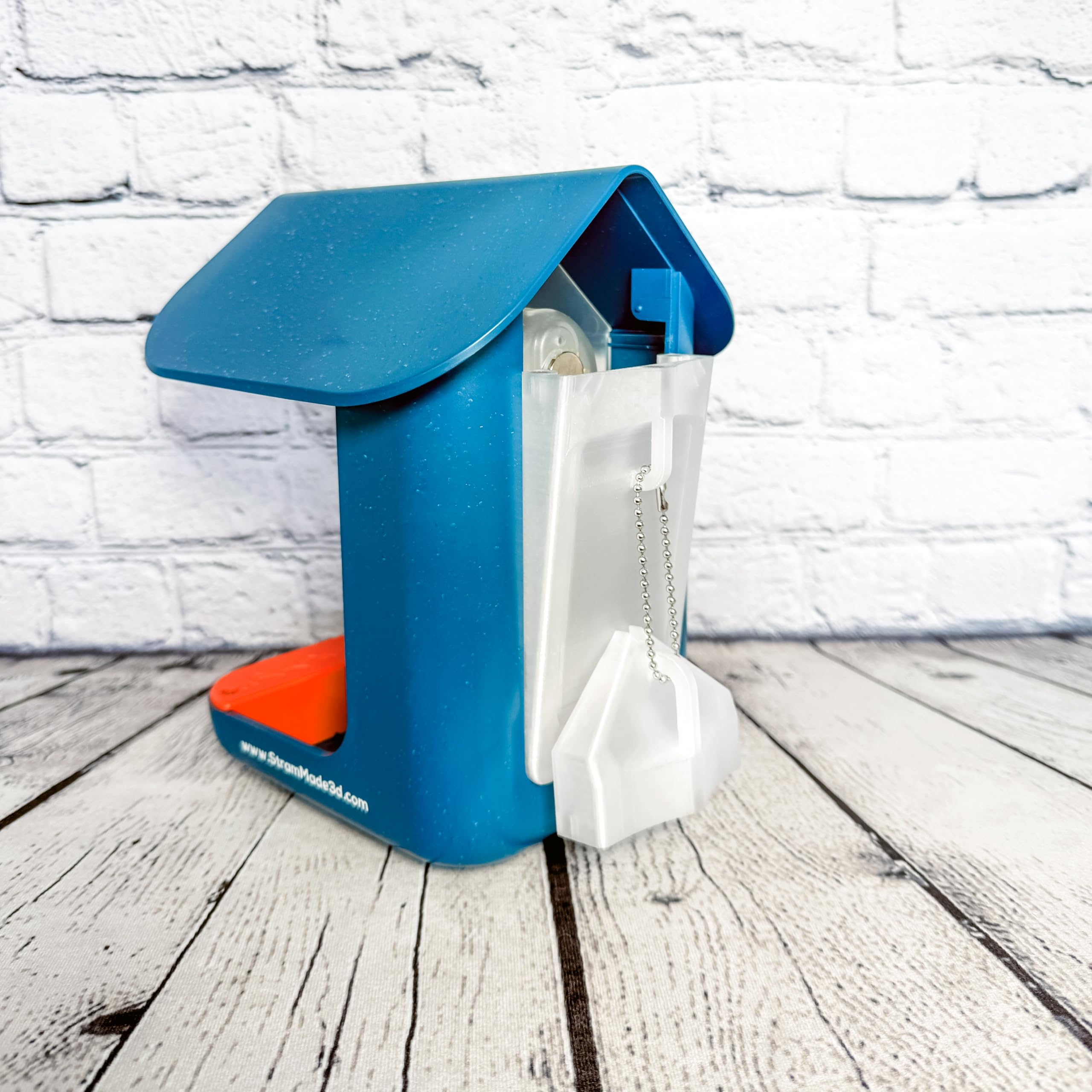 StramMade Bird Buddy magnetic latch for quick, secure refills.