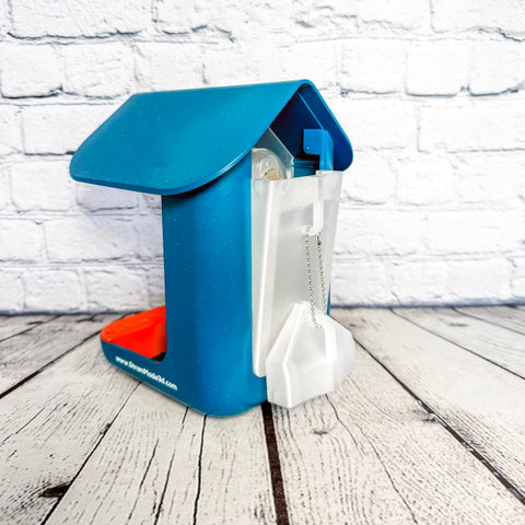 StramMade Bird Buddy magnetic latch for quick, secure refills.