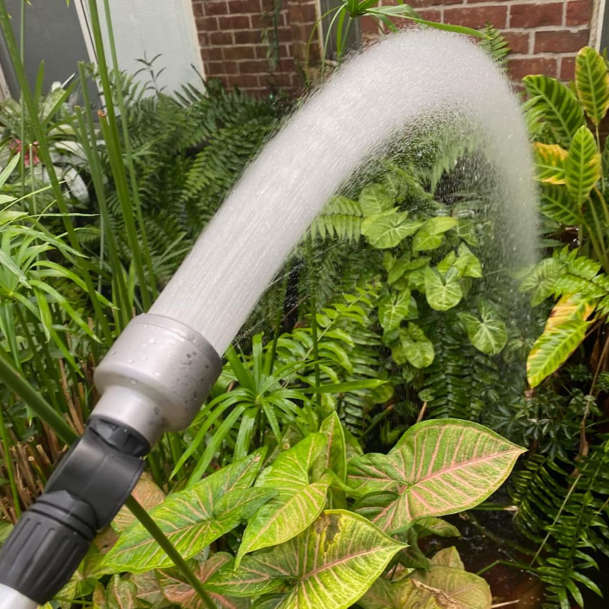 STYDDI watering wand with thumb control enables easy one-handed operation.