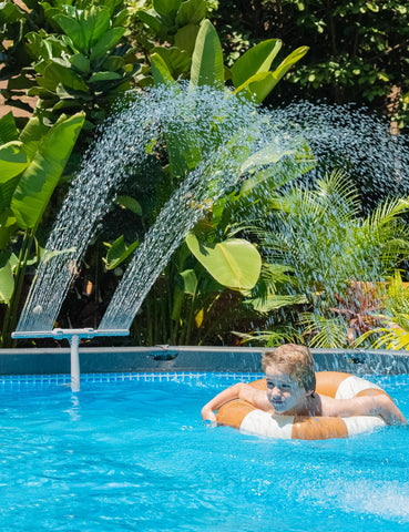 SUMMERBUDDY adjustable pressure regulator allows customized spray strength.