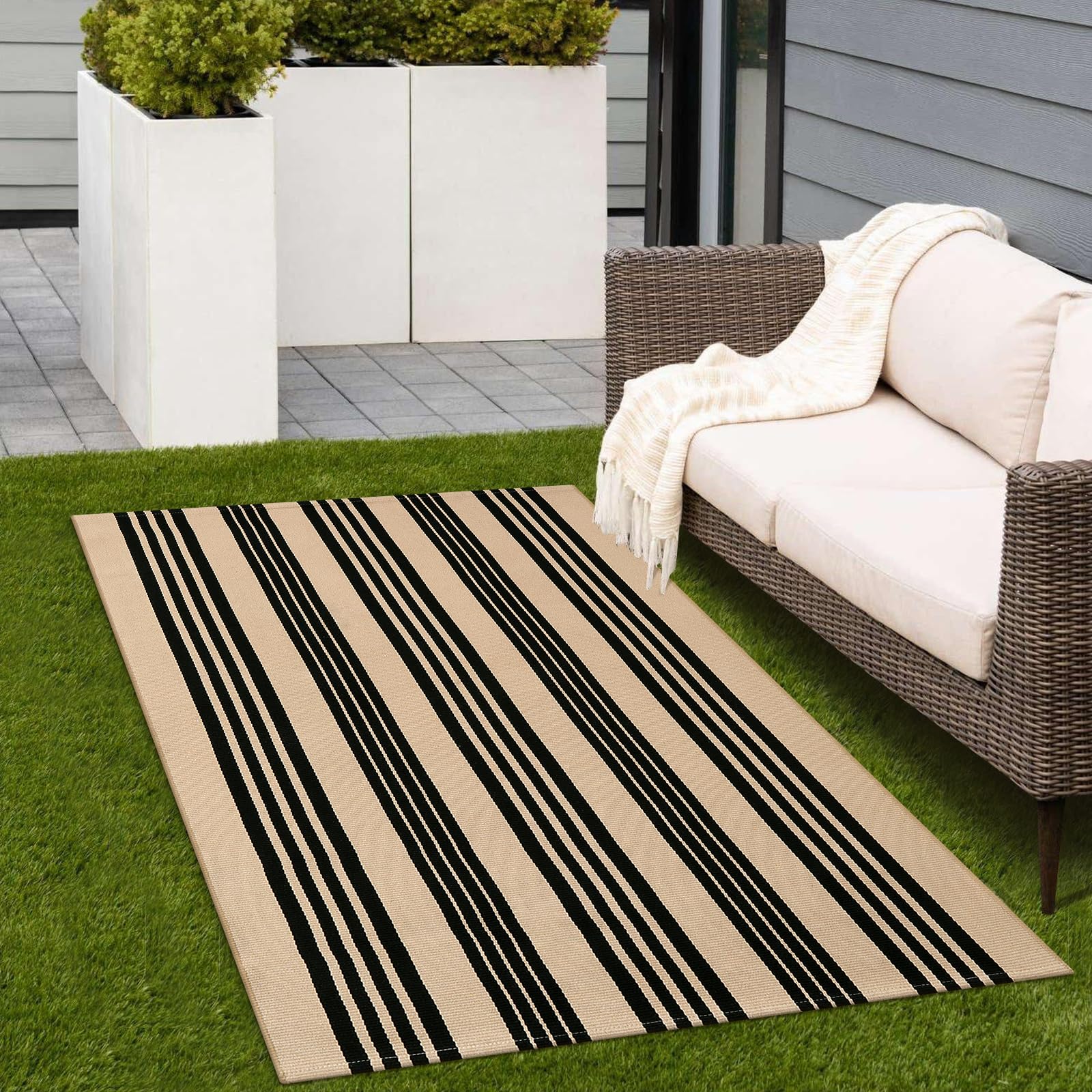 Sungea classic stripe door mat complements farmhouse design while staying vibrant.