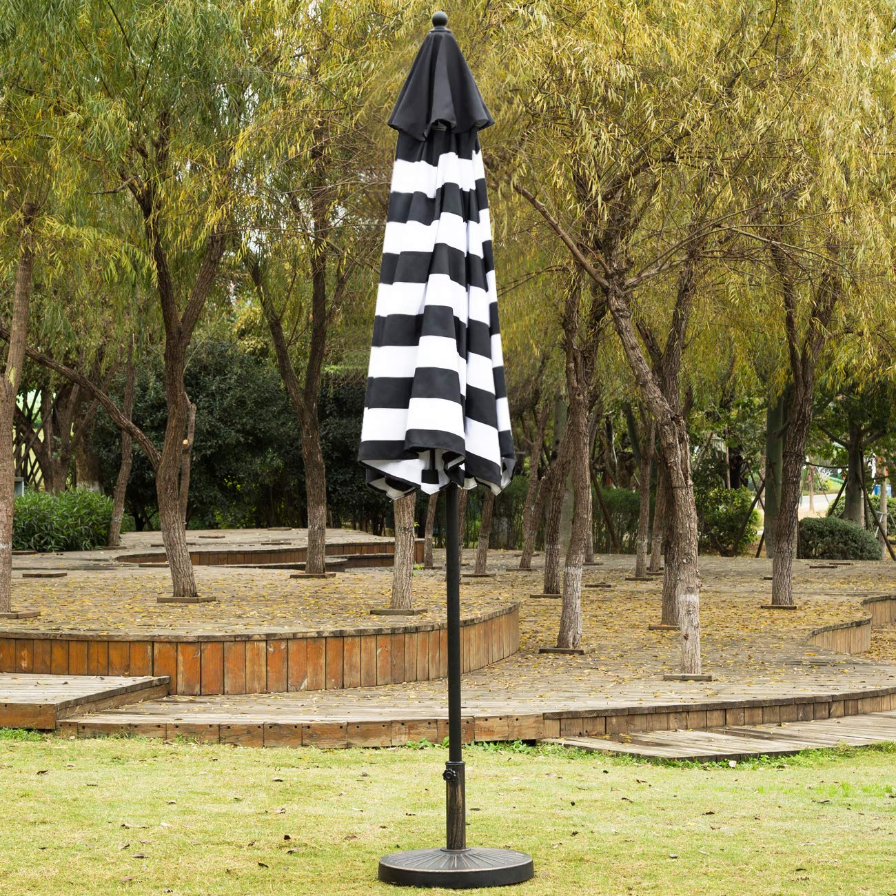 Sunnyglade 9ft umbrella side view shows eight ribs and sturdy frame