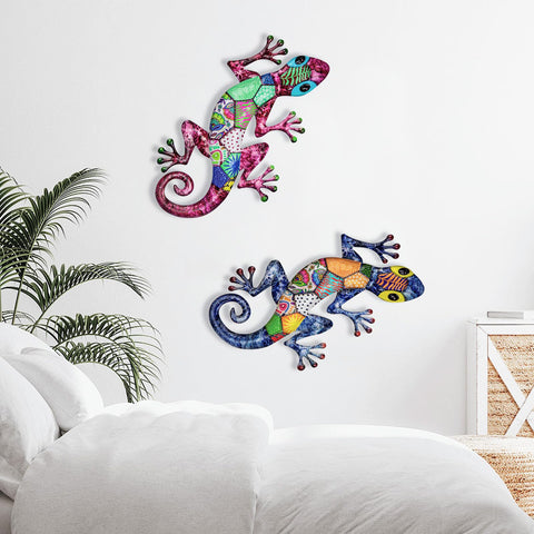 Back hooks allow quick hanging on walls, fences, or balcony railings.