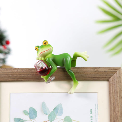 Suqorinp closeup of miniature frog figurine detailing