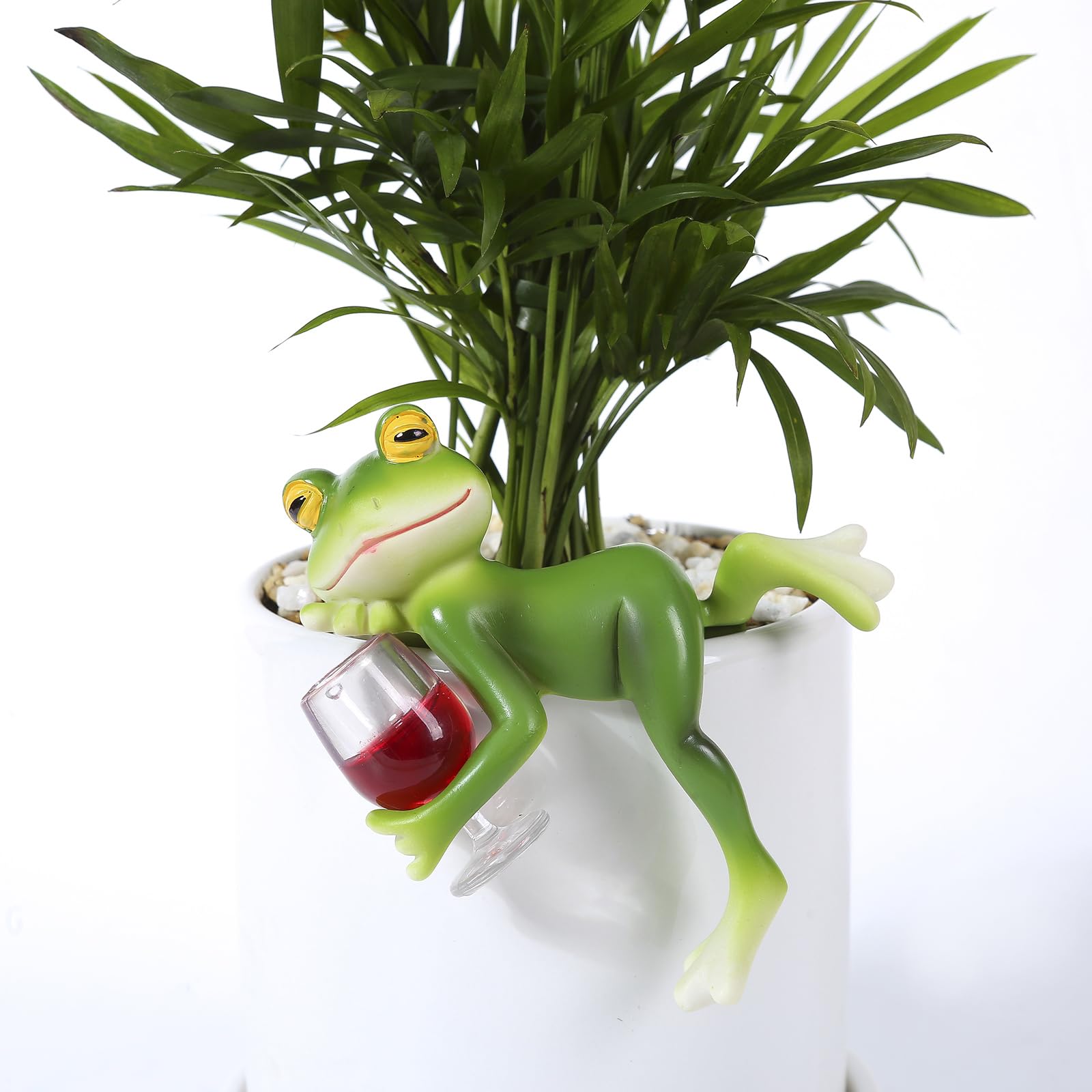 Suqorinp outdoor frog garden decor blends with greenery