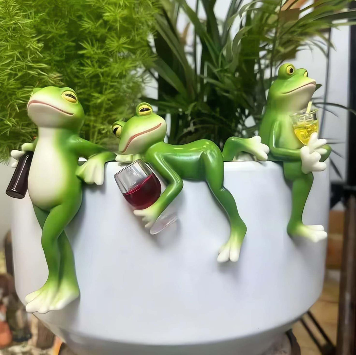 Suqorinp tipsy frog statue plant hanger adds whimsy to an outdoor garden