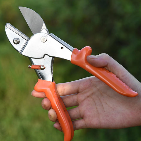 SuyncYi garden shears are compact and lightweight for easy transport.