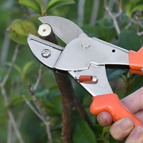 SuyncYi garden shears feature easy-squeeze action for effortless cuts.