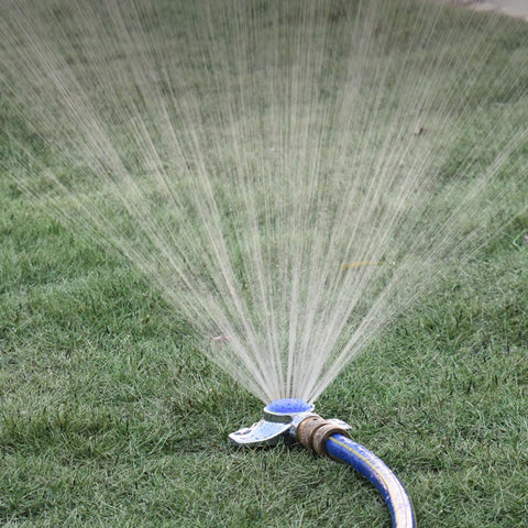 SYOOY garden sprinkler with standard hose-thread connection in use