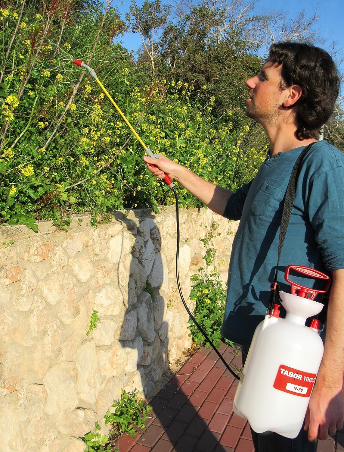 TABOR TOOLS 1.3 gallon capacity reduces refills during garden care.