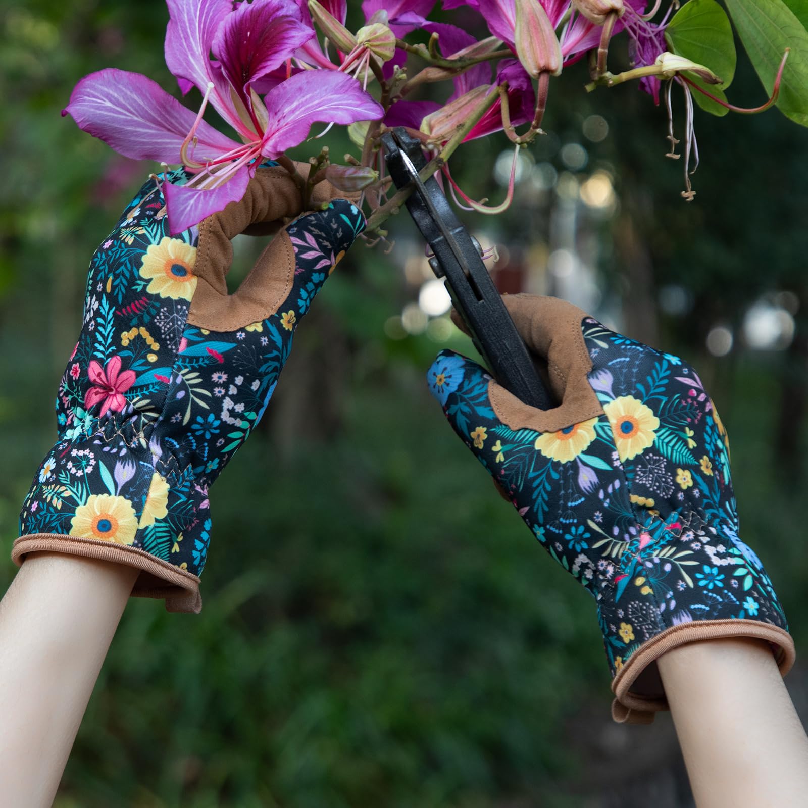 Tavaleu gift-ready floral gloves ideal as a gardener gift.