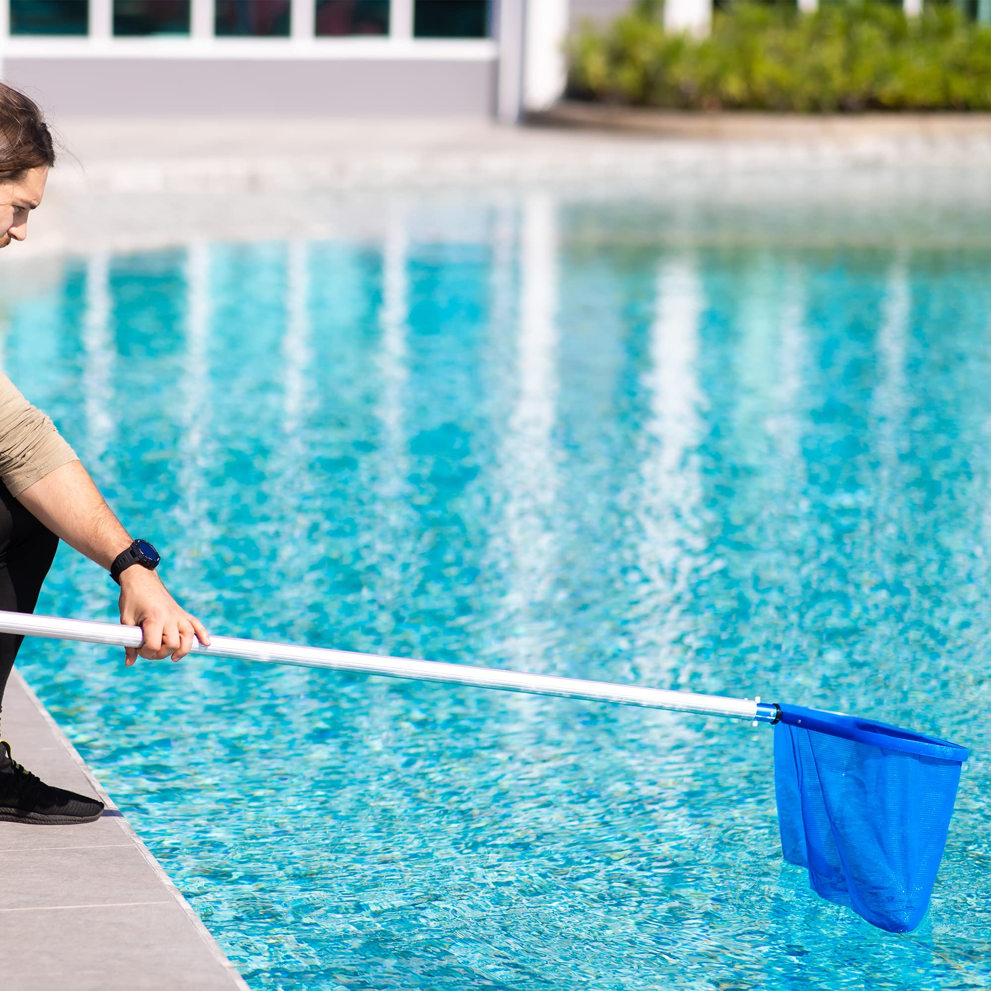 Tavaleu pool skimmer net easy installation with quick-release button.