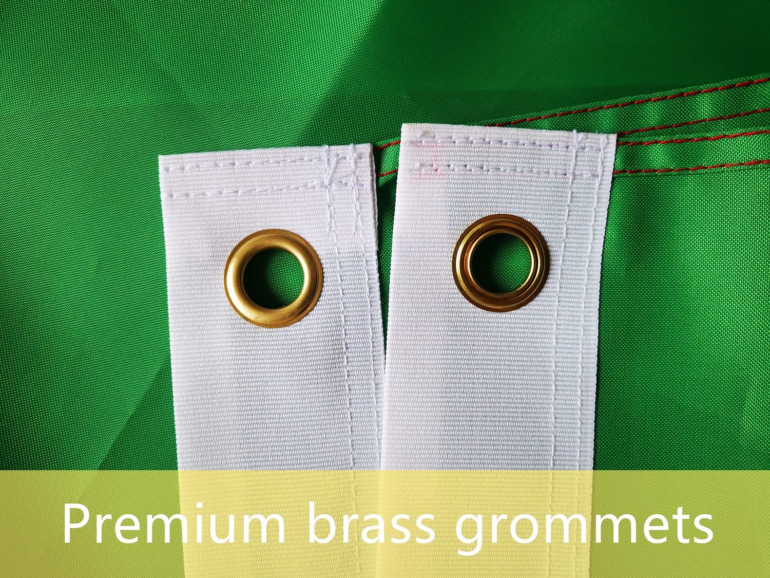 TCTOHZNG Italian flag brass grommets enable easy hanging.