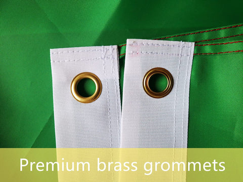 TCTOHZNG Italian flag brass grommets enable easy hanging.