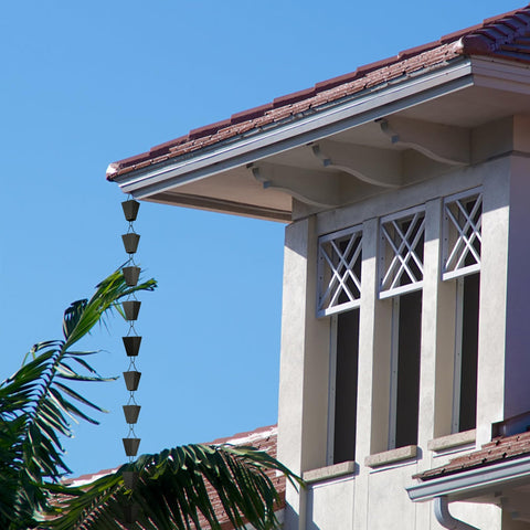 TE DEUM large cup design reduces splash from larger downspouts.