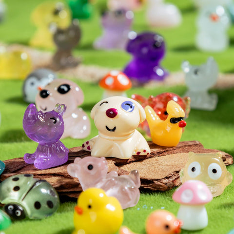 Teenzee portable box of 150 animal figures for quick crafting fun.