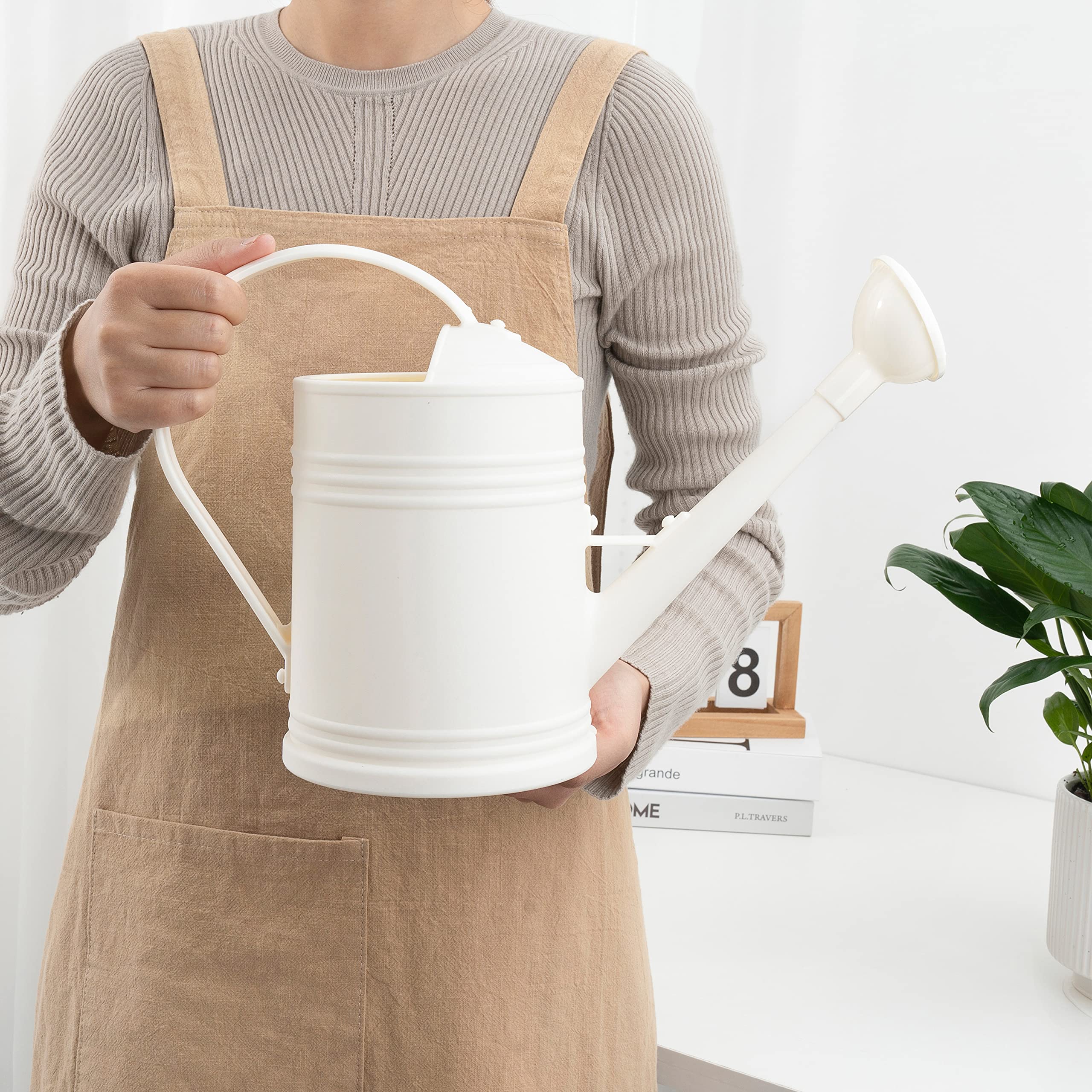 Tennedriv Green 68-ounce capacity supports watering several plants before refilling