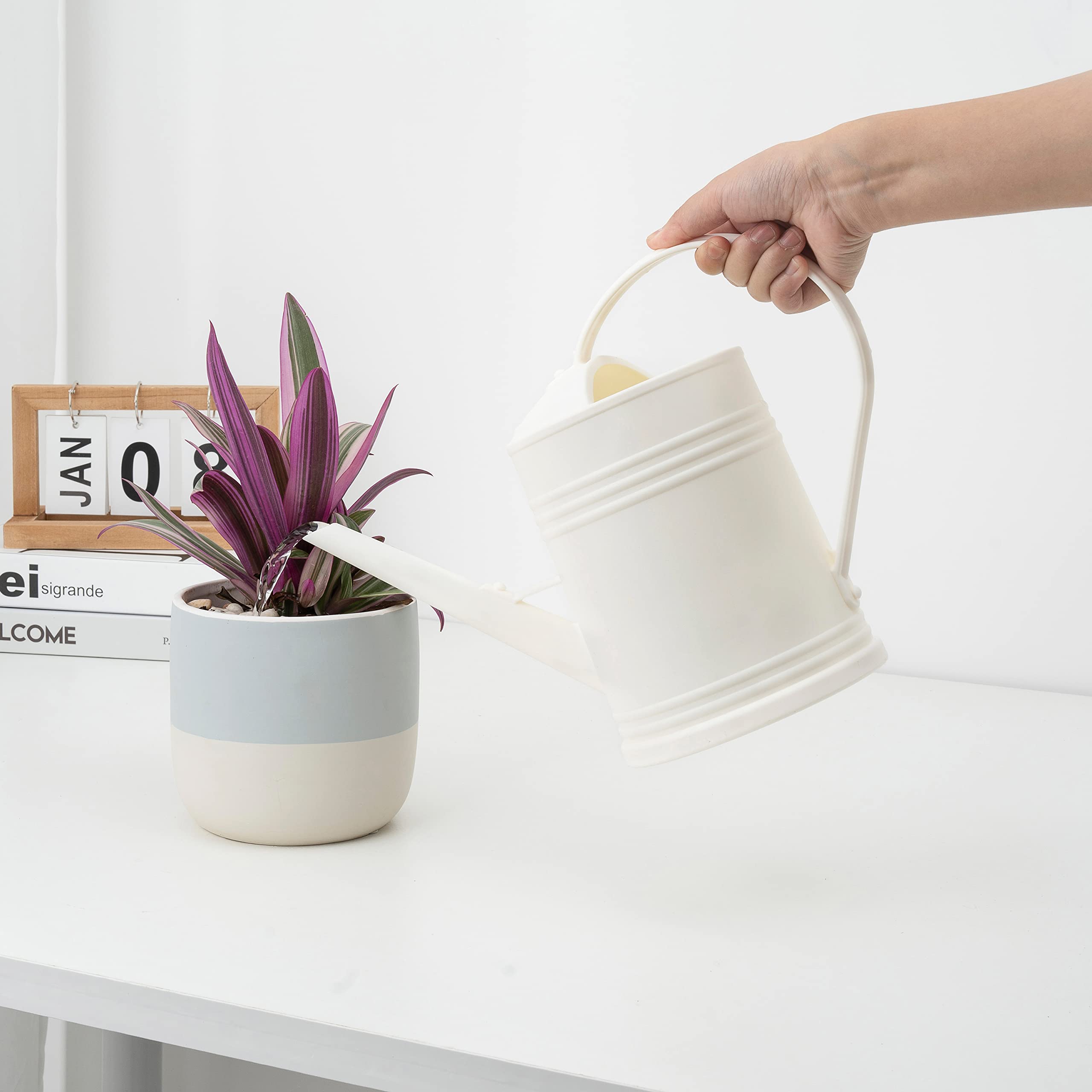 Tennedriv Green watering can features a comfortable handle for easy pouring when full