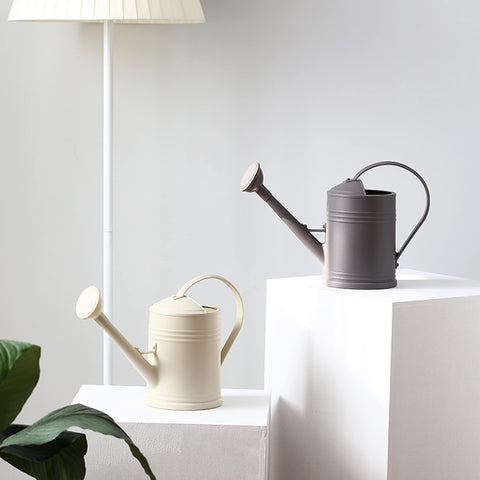 Tennedriv Green watering can front lip design prevents spills during watering.