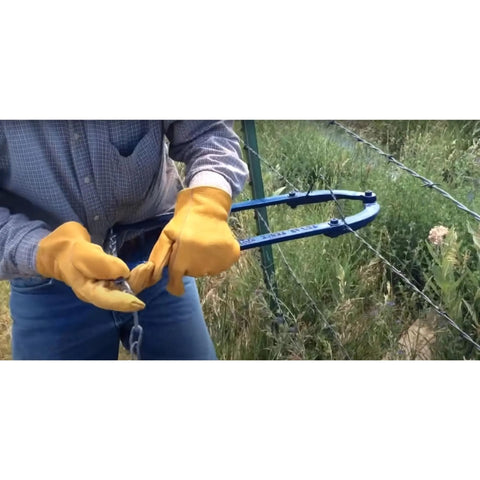 TEXAS FENCE FIXER tightening action on wire for quick results