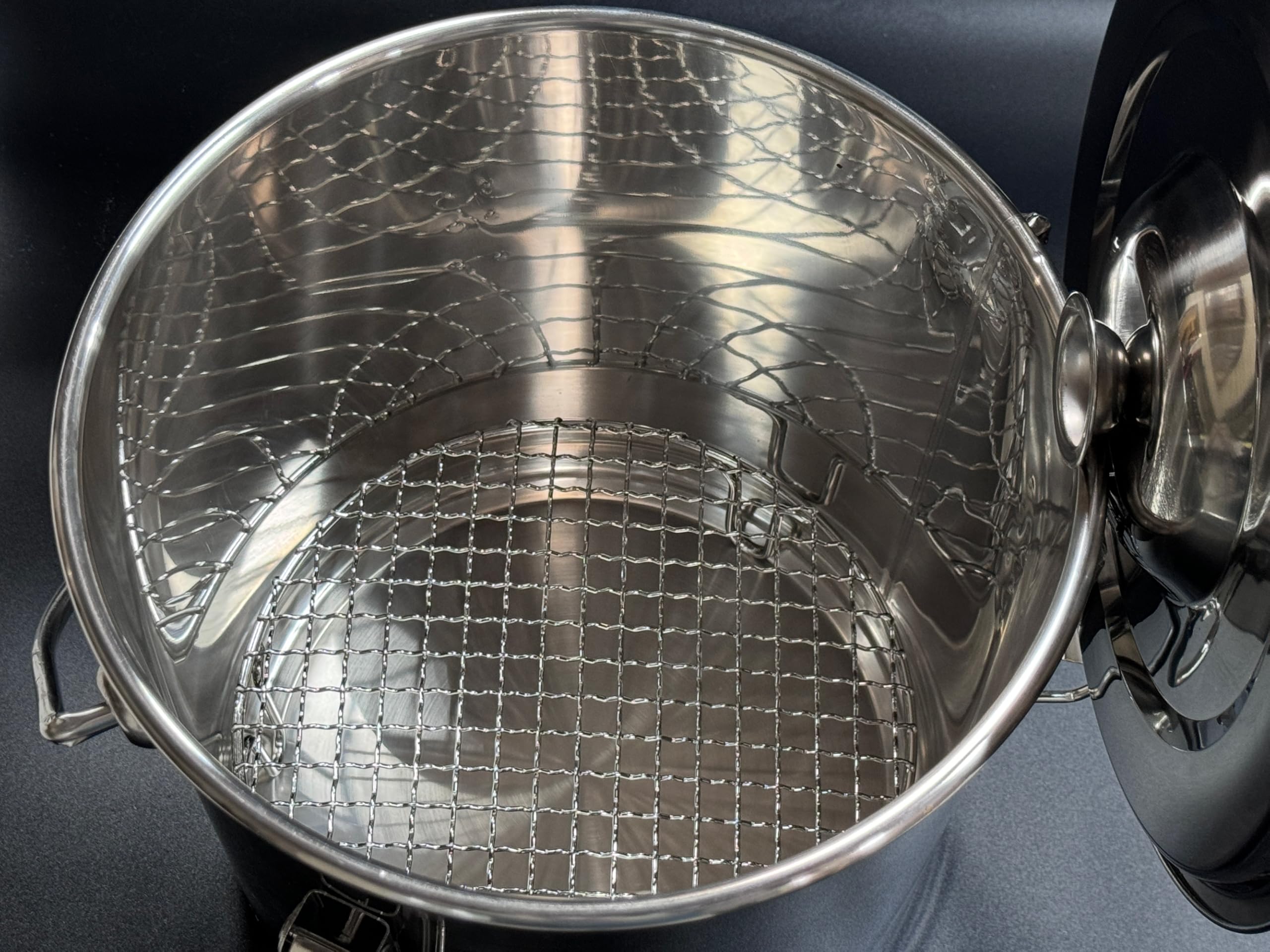 The Bincho Grill Charcoal Saver folding handle enables safe, easy transport.