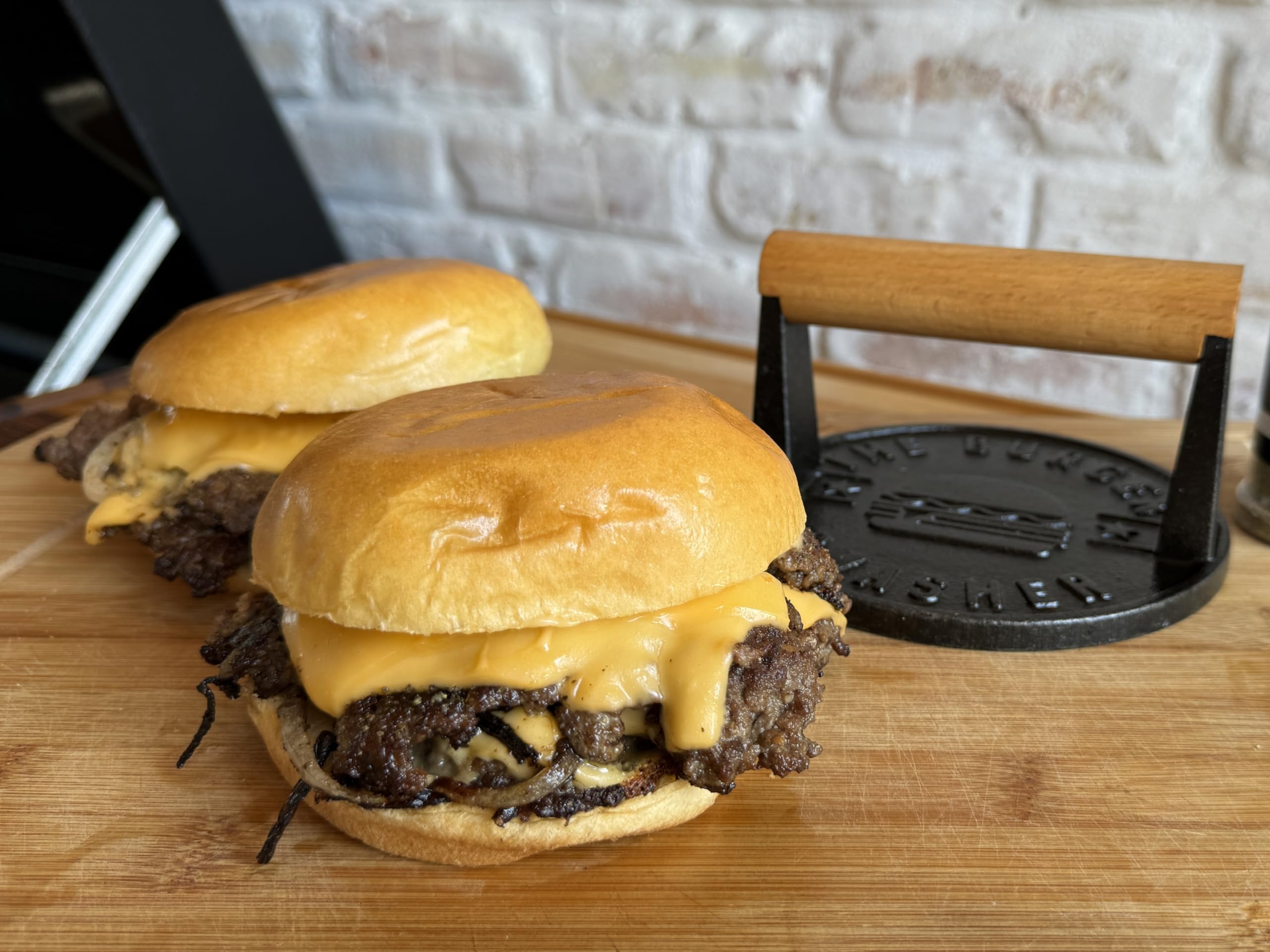 The Burger Smasher includes 30 patty papers for tidy, ready-to-smash burgers