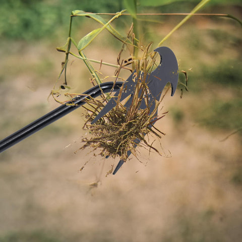 Theuzi weed puller tool ergonomic handle provides a comfortable grip during extended use.