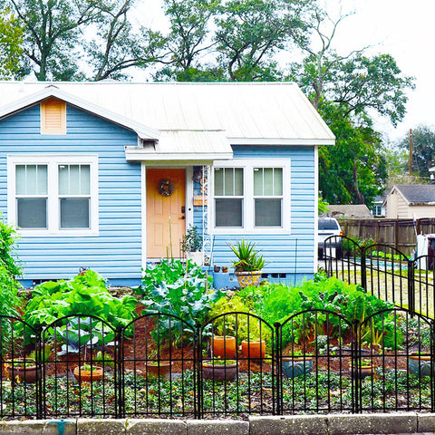 Thrivinest no-dig design fence enables fast tool-free installation.